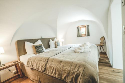 Un dormitorio con una cama con un osito de peluche. en Il Maschun im historischen Engadinerhaus, en Scuol
