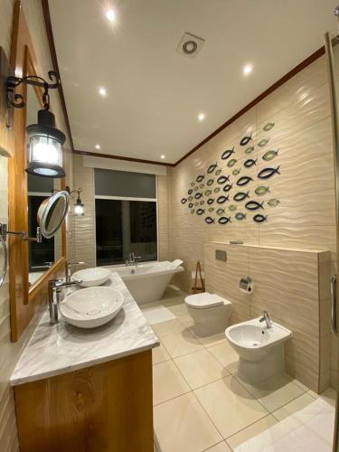 a large bathroom with two sinks and two toilets at Sorento Sur Mer in Victoria