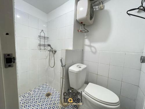 Phòng tắm tại The Jarrdin Apartment by Omami