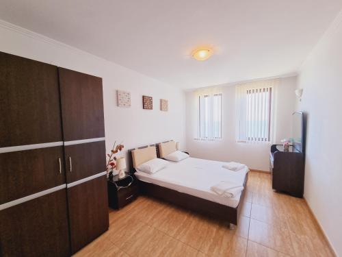 niewielka sypialnia z łóżkiem i szafką w obiekcie PETAR 1,2 Apart Complex w Swetim Własie