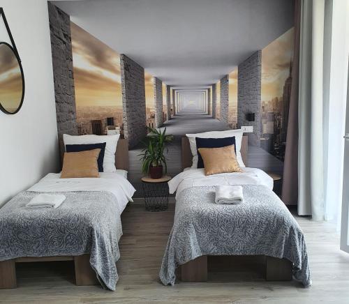 Postel nebo postele na pokoji v ubytování Q Apart SILVER -klimatyzowane STUDIO przy Manufakturze z garażem Gratis, FV
