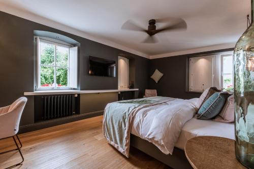 a bedroom with a bed and a window at Hotel / Weingut Meintzinger in Frickenhausen