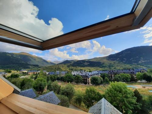 a view from the balcony of a building with mountains in the background at Duplex Sky, muy cerca estación ski, Bonito y acogedor in Pla de l'Ermita