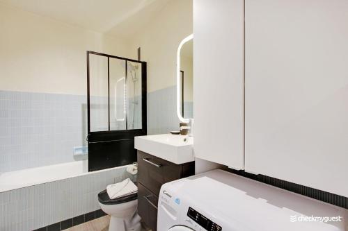 La salle de bains est pourvue d'un lavabo, de toilettes et d'un miroir. dans l'établissement CMG - Longchamp Paris 16eme, à Paris