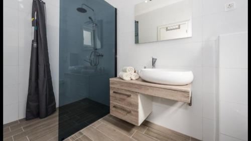 Kúpeľňa v ubytovaní Olive Tree House with Jacuzzi, WiFi and 40m2 pool
