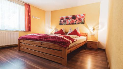 een slaapkamer met een groot bed met rode kussens bij Mountain Apart in Neustift im Stubaital