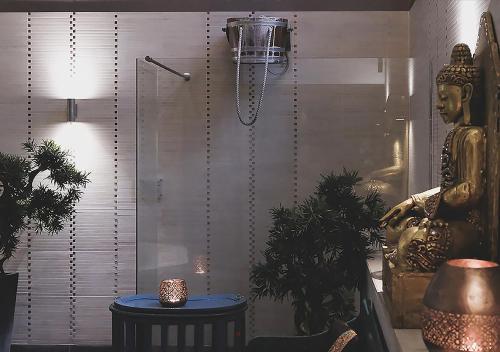 um quarto com uma estátua e uma mesa com um candeeiro em Hotel Kong Arthur em Copenhague