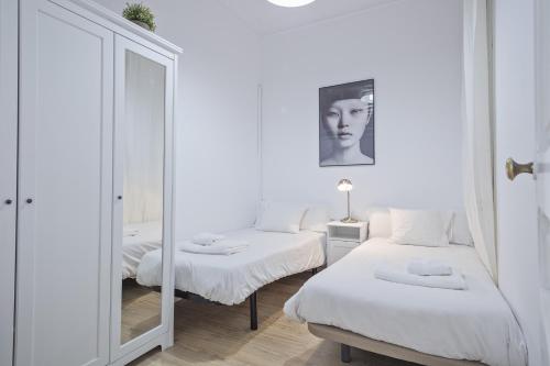 バルセロナにあるThe White Flats Eixampleの白い部屋(ベッド2台、鏡付)