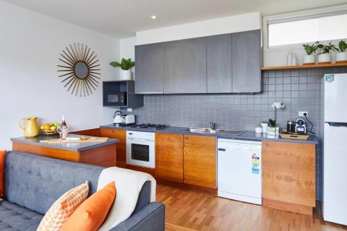 A kitchen or kitchenette at Spacious Carlton 1 bedroom Apt With Secure Parking
