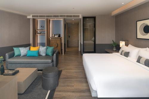 Una cama o camas en una habitación de Cross Pattaya Pratamnak