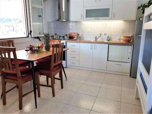 A kitchen or kitchenette at The eagle