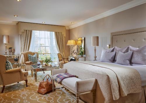 1 dormitorio con 1 cama grande y sala de estar en Hayfield Manor en Cork
