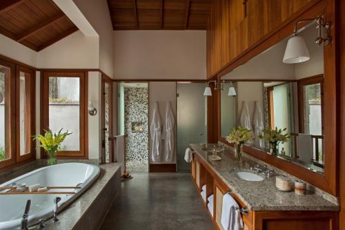 Et badeværelse på Carmelo Resort & Spa