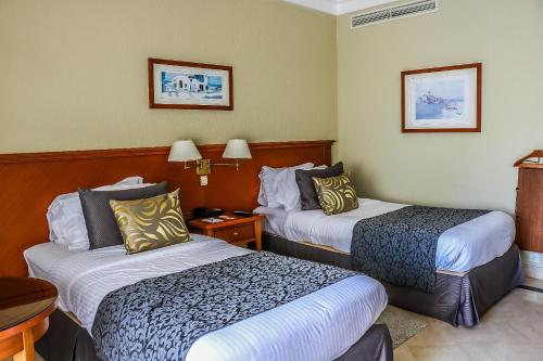 Llit o llits en una habitació de Golden Carthage Hotel Tunis