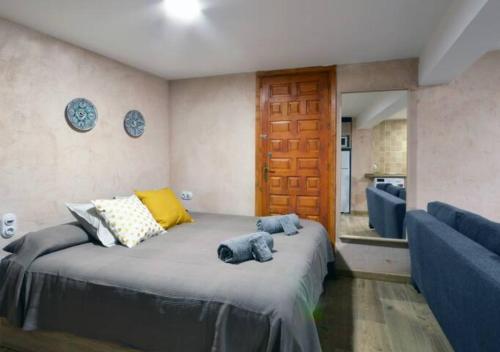 Säng eller sängar i ett rum på PORTAL DE MOLINA 2 - Piso acogedor en el casco histórico de Albarracín