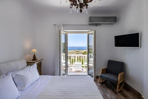 Postel nebo postele na pokoji v ubytování Paros Butterfly Villas