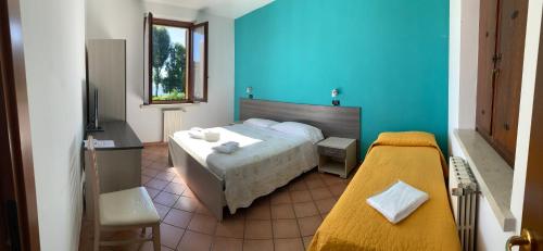 1 dormitorio con cama y pared azul en Residenza Bibiena, en Mantua