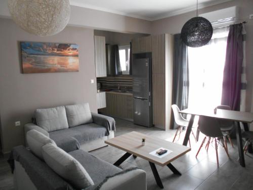 sala de estar con sofá y mesa en SPΛCES PYLOS Apartments en Pylos