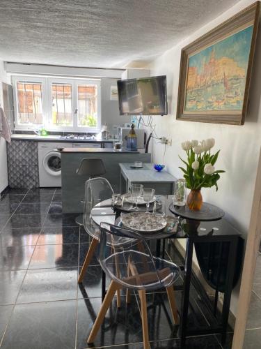 une cuisine avec une table et des chaises dans une cuisine dans l'établissement Jardin d’eden, à Saint-Raphaël