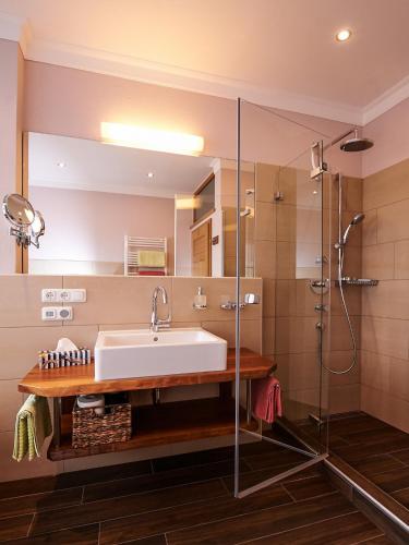 a bathroom with a sink and a shower at Ferienhof Dirnberg in Amerang