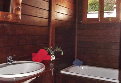 een badkamer met een wastafel, een toilet en een bad bij Casa de Madera in Sedella