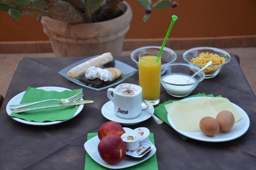 uma mesa coberta com pratos de alimentos e bebidas em Hotel Delle Isole em La Maddalena