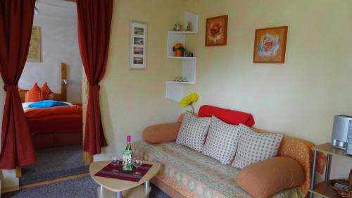 een woonkamer met een bank en een bed bij Ferienhaus naehe Binz WE12899 in Seerams