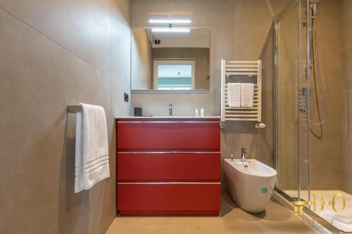 米兰BePlace Bocconi Apartments的带红色水槽和淋浴的浴室