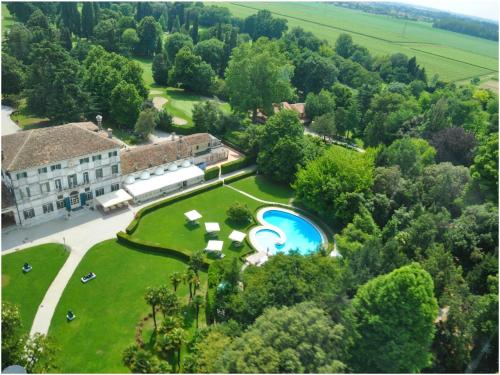 z góry widok na posiadłość z basenem w obiekcie Hotel Villa Condulmer w mieście Mogliano Veneto