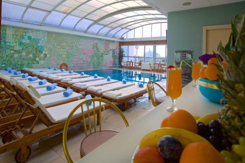 イスタンブールにあるザグレブ ホテルのプールと果物をテーブルに用意した客室です。