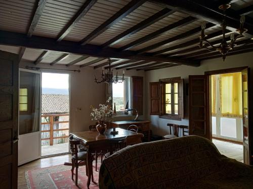 Casa Ribeira Sacra, Ourense, Niñodaguia, Galicia في أورينس: غرفة معيشة مع أريكة وطاولة