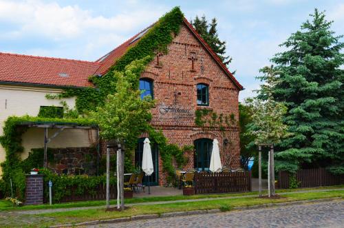 a brick house with ivy growing on it at Pensionszimmer im Fliederhof in Michendorf