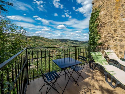 einen Balkon mit einem Tisch und Stühlen sowie Aussicht in der Unterkunft Holiday Home La Suite del Benessere by Interhome in Seggiano