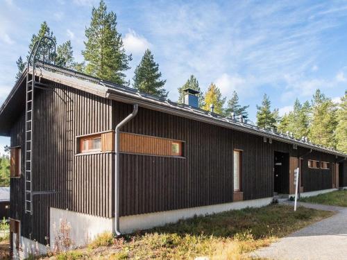 LahdenperäにあるHoliday Home Venla by Interhomeの黒い外観の黒い家
