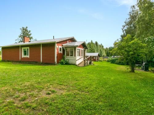 uma pequena casa num campo com um quintal em Holiday Home Matkonranta by Interhome em Kerimäki