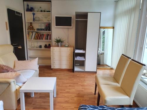 - un salon avec un canapé et une table dans l'établissement Bei Barbara, à Wittingen