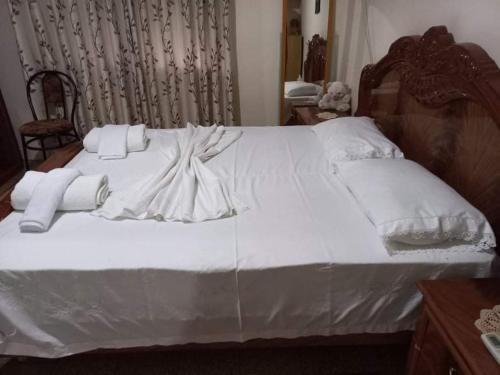 سرير أو أسرّة في غرفة في Klinton Apartament Berat