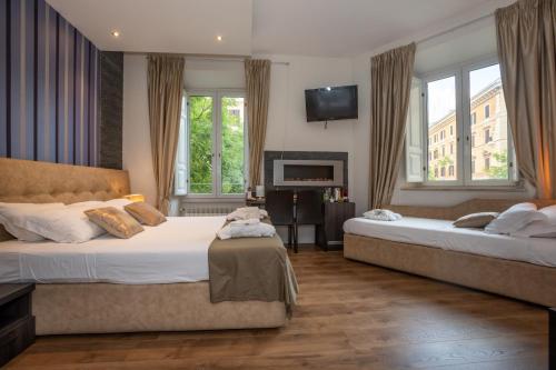 um quarto de hotel com duas camas e uma televisão em Vatican Suites - The Luxury Leading Accommodation in Rome em Roma