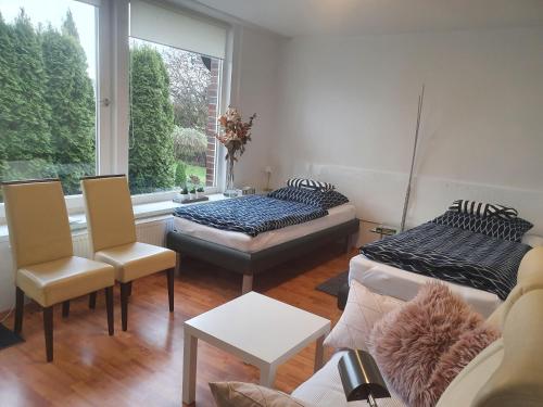 - un salon avec deux lits et un canapé dans l'établissement Bei Barbara, à Wittingen