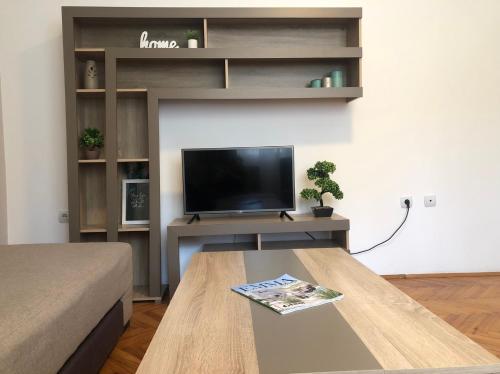 a living room with a tv and a coffee table at Apartman Mijailović 2 in Soko Banja