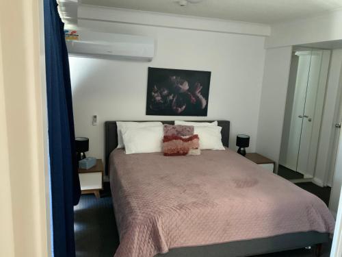 un dormitorio con una cama con dos animales de peluche en Alex beach resort unit 305, en Alexandra Headland