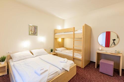 Postel nebo postele na pokoji v ubytování Hotel Jakec Trije kralji na Pohorju