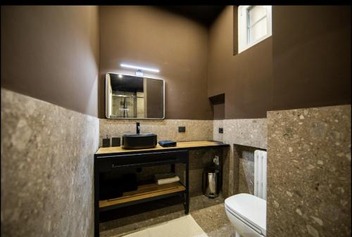 La salle de bains est pourvue d'un lavabo, de toilettes et d'un miroir. dans l'établissement AMAZING NEW SUITE WITH BEAUTIFUL VIEW from Moscova Suites apartments group, à Milan