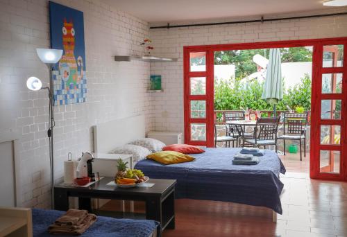 1 dormitorio con 2 camas y patio con mesa en Los Geranios, Close to BEACH, Puerto Colon, YellowCat 2 en Adeje