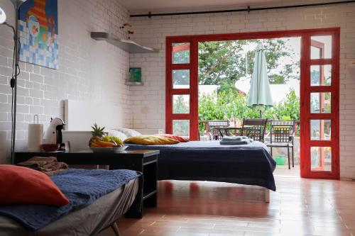 1 dormitorio con 2 camas y patio en Los Geranios, Close to BEACH, Puerto Colon, YellowCat 2, en Adeje