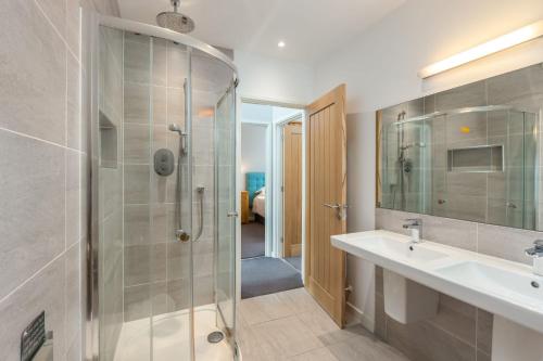 Bathroom sa Lodge 27, Retallack Resort & Spa