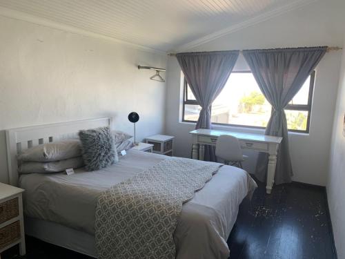Una cama o camas en una habitación de Lighthouse Stay