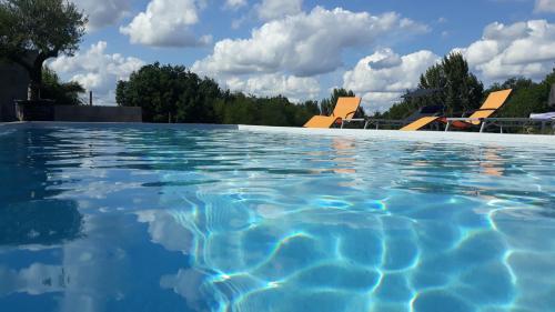 Poolen vid eller i närheten av la Roulotte du Cos