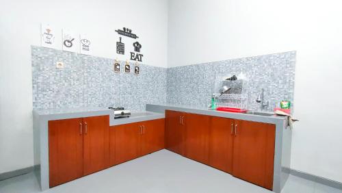 La salle de bains est pourvue d'un lavabo et d'un comptoir. dans l'établissement Villa Weekend by Masterpiece Villa, à Tlekung