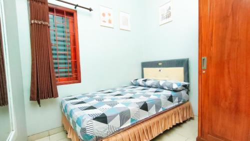 - une chambre avec un lit dans une pièce dotée d'une fenêtre dans l'établissement Villa Weekend by Masterpiece Villa, à Tlekung